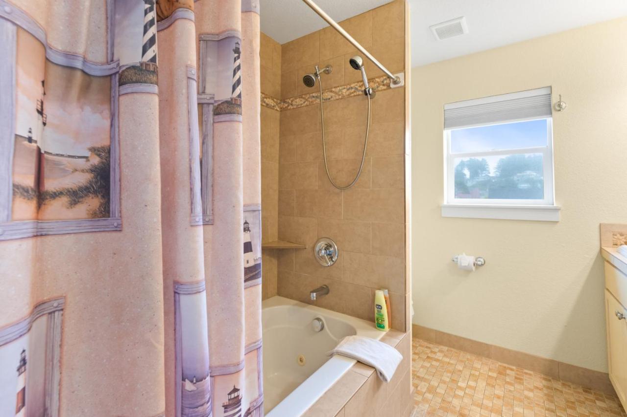 Blue Marlin, Arcade, Hot Tub, Sleeps 10 * Lincoln City