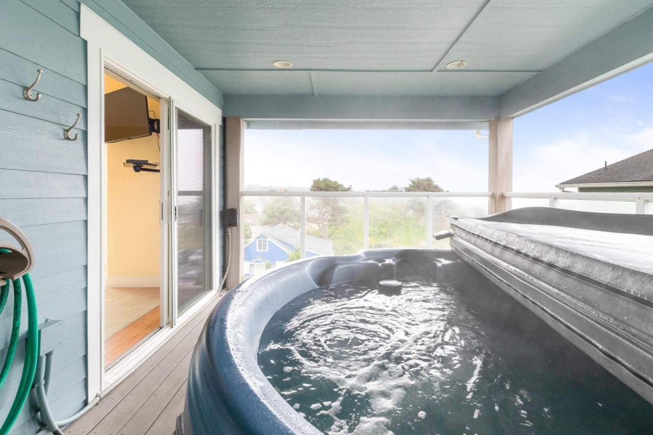 Blue Marlin, Arcade, Hot Tub, Sleeps 10 Lincoln City