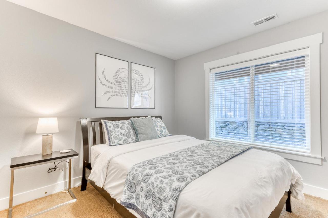 Ocean Views, Spacious Getaway, 5br, Hot Tub, Sleeps 16 *