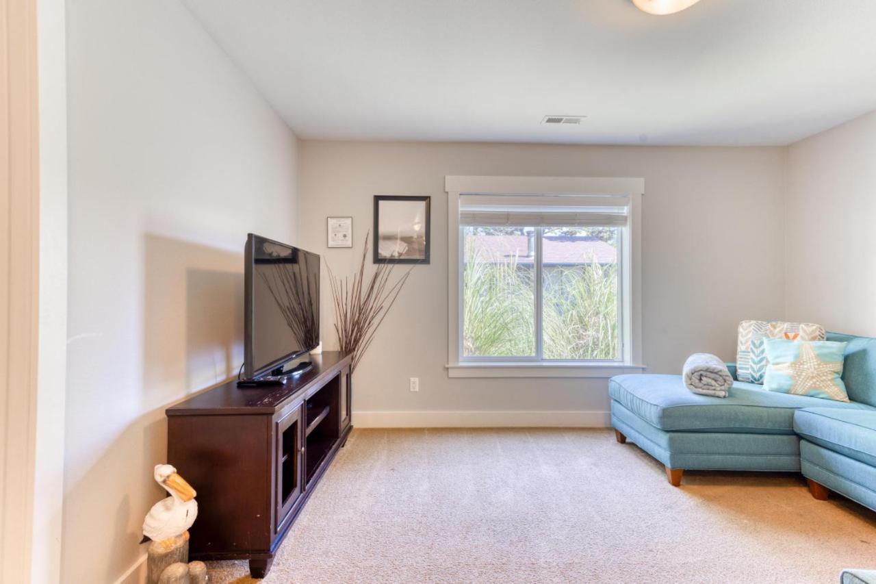 Ocean Views, Spacious Getaway, 5br, Hot Tub, Sleeps 16 Lincoln City