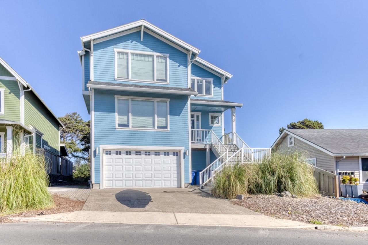 Ocean Views, Spacious Getaway, 5br, Hot Tub, Sleeps 16 * Lincoln City