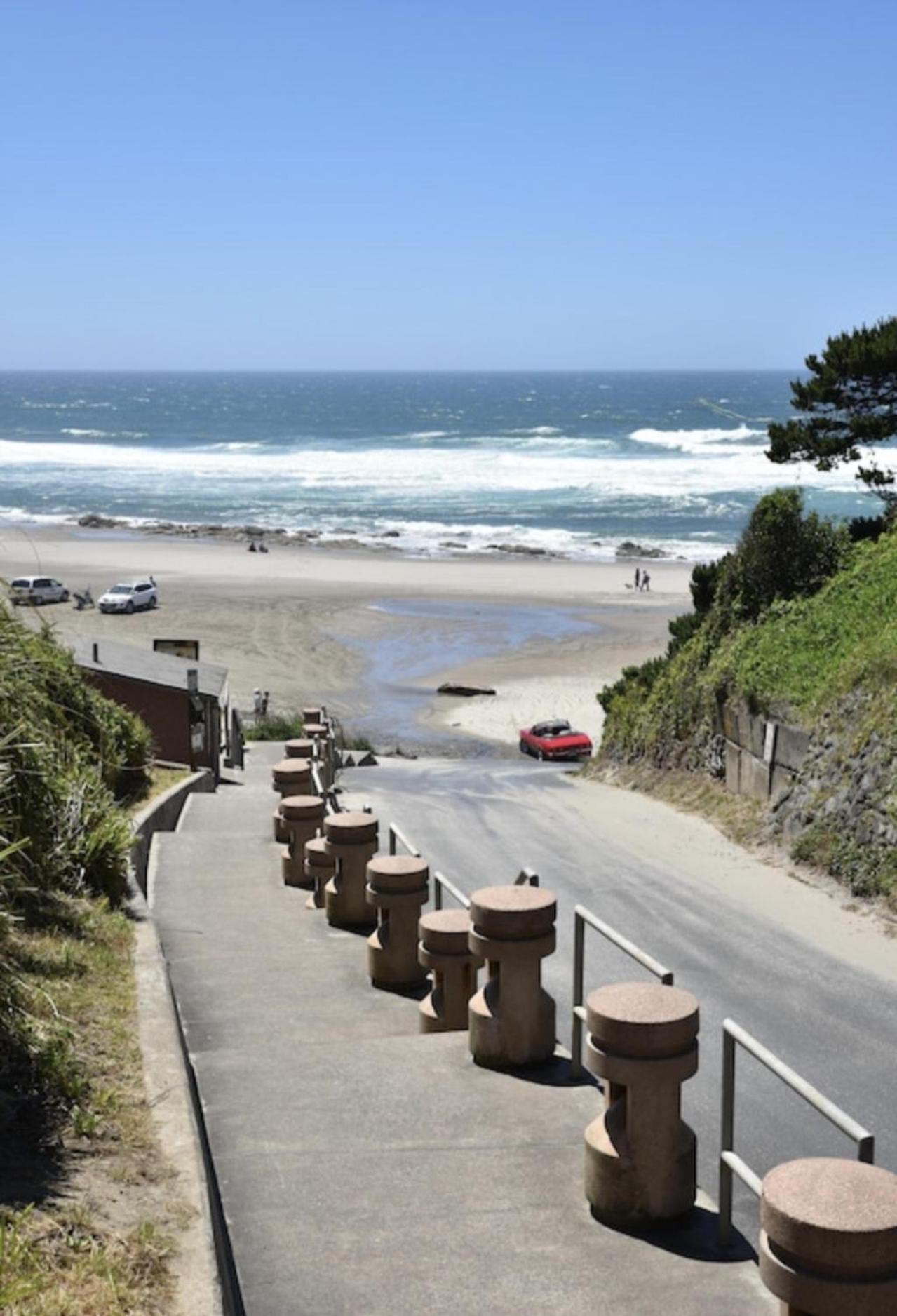 Ocean Views, Spacious Getaway, 5br, Hot Tub, Sleeps 16 * Lincoln City
