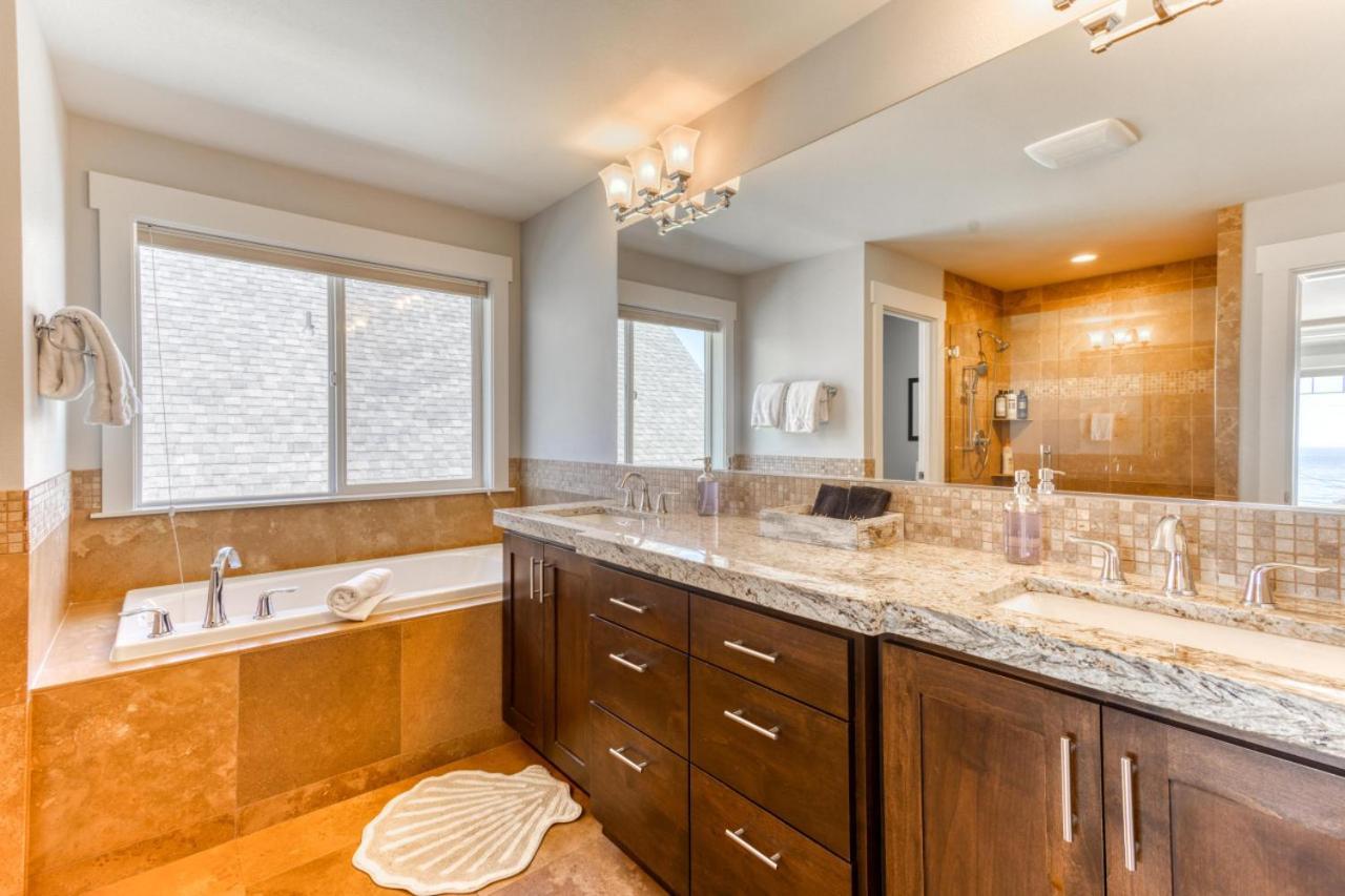 Ocean Views, Spacious Getaway, 5br, Hot Tub, Sleeps 16
