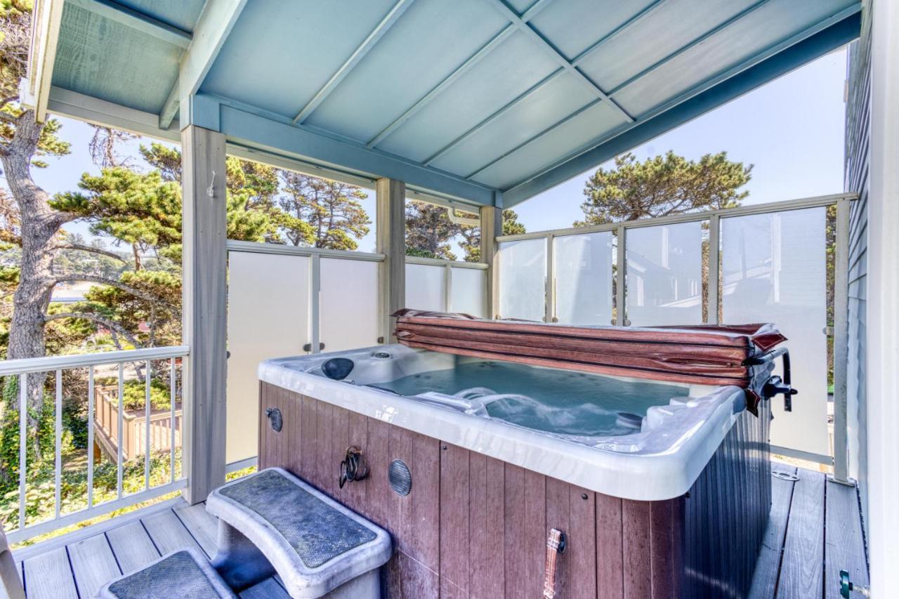 Ocean Views, Spacious Getaway, 5br, Hot Tub, Sleeps 16 Holiday home *