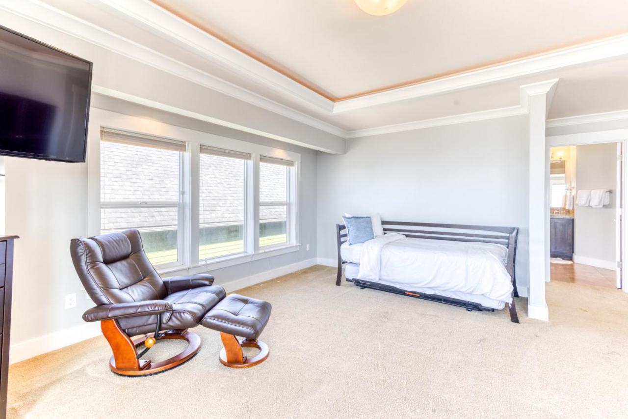 Holiday home Ocean Views, Spacious Getaway, 5br, Hot Tub, Sleeps 16 *