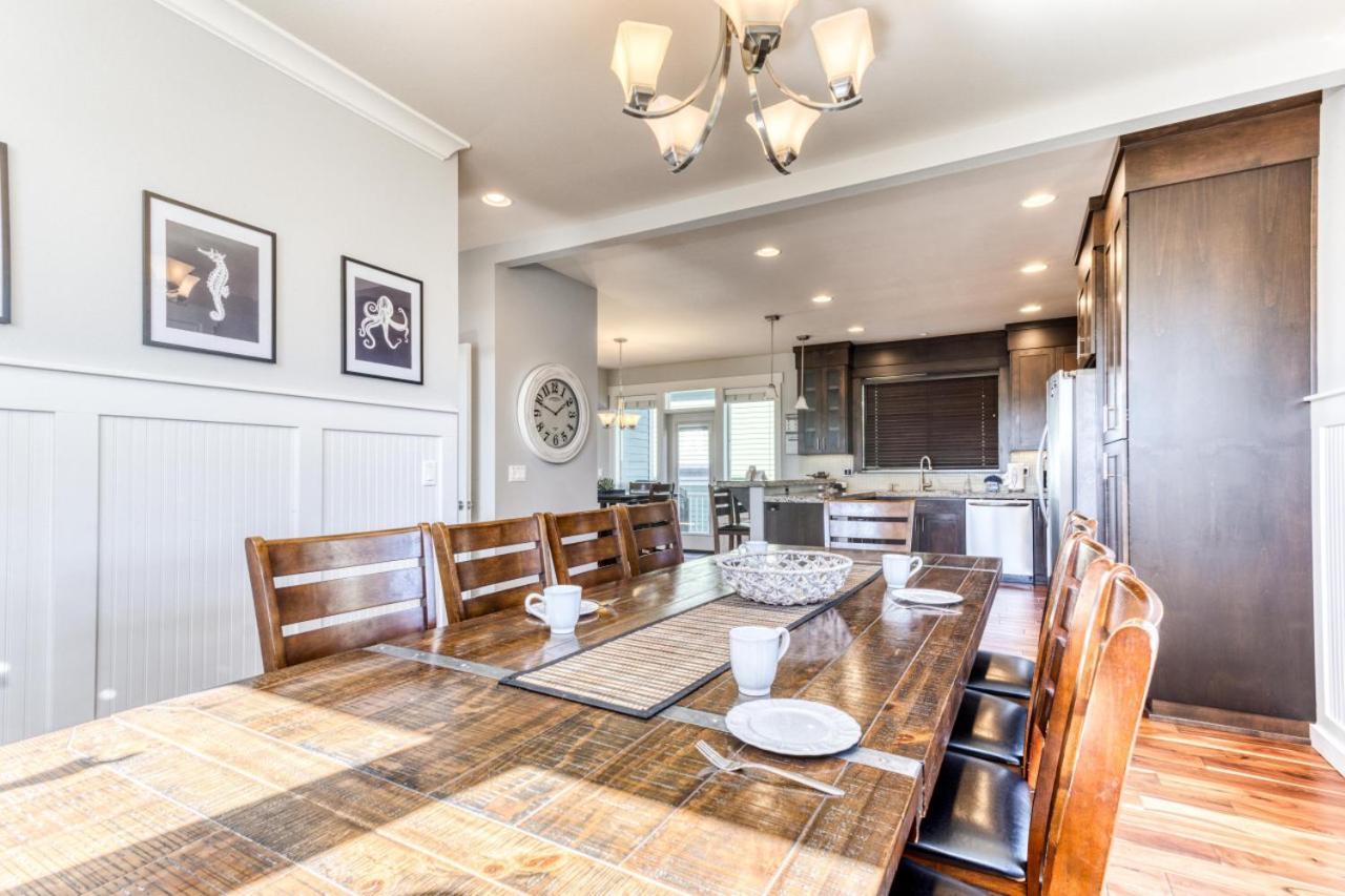 Ocean Views, Spacious Getaway, 5br, Hot Tub, Sleeps 16 * Lincoln City