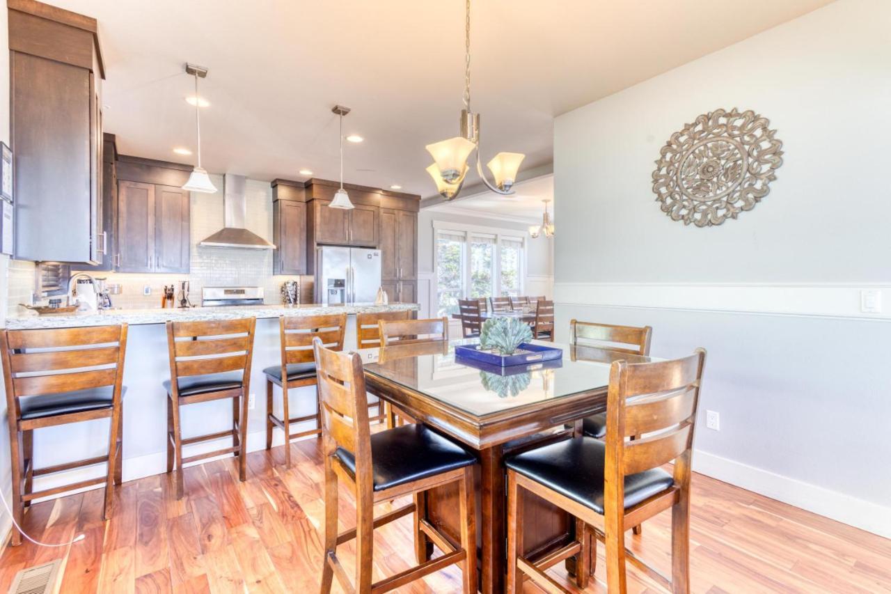 Ocean Views, Spacious Getaway, 5br, Hot Tub, Sleeps 16