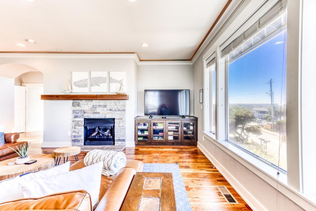 Ocean Views, Spacious Getaway, 5br, Hot Tub, Sleeps 16 Holiday home