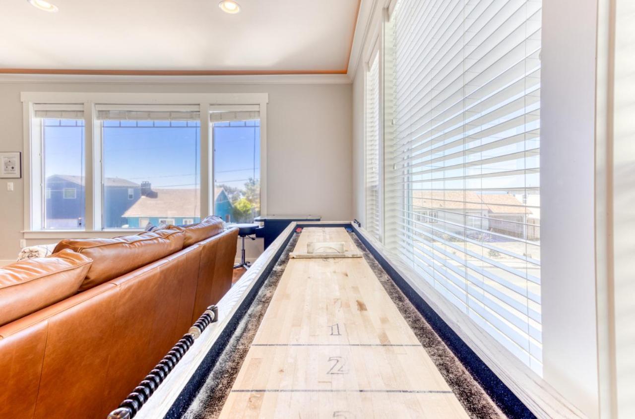 Ocean Views, Spacious Getaway, 5br, Hot Tub, Sleeps 16 Holiday home *
