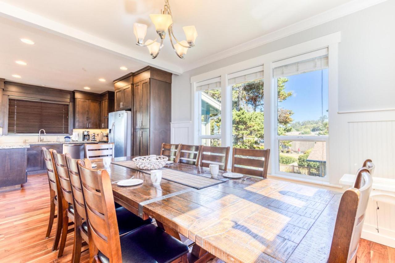 Holiday home Ocean Views, Spacious Getaway, 5br, Hot Tub, Sleeps 16 *