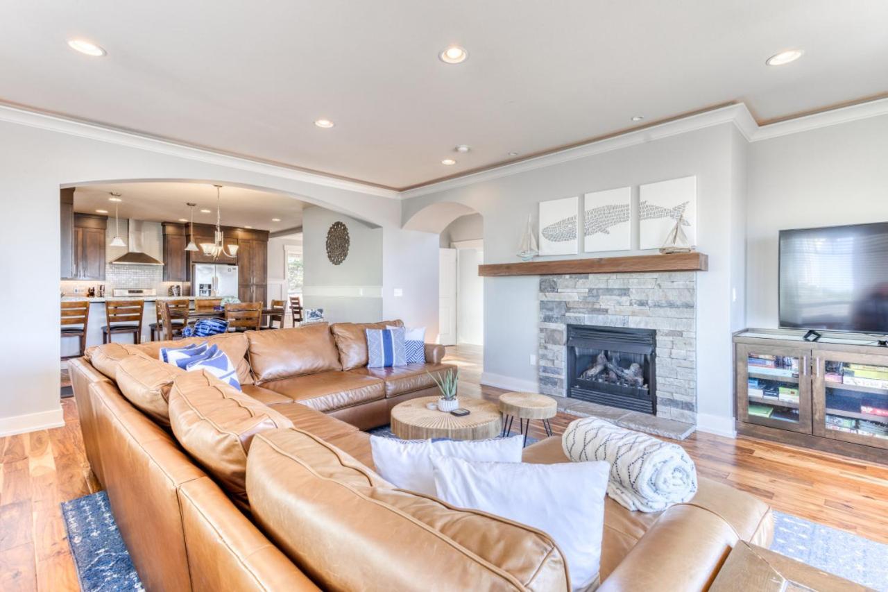 Ocean Views, Spacious Getaway, 5br, Hot Tub, Sleeps 16 Holiday home Lincoln City