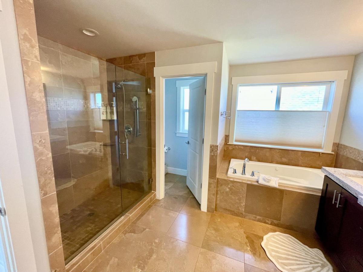Ocean Views, Spacious Getaway, 5br, Hot Tub, Sleeps 16 Lincoln City