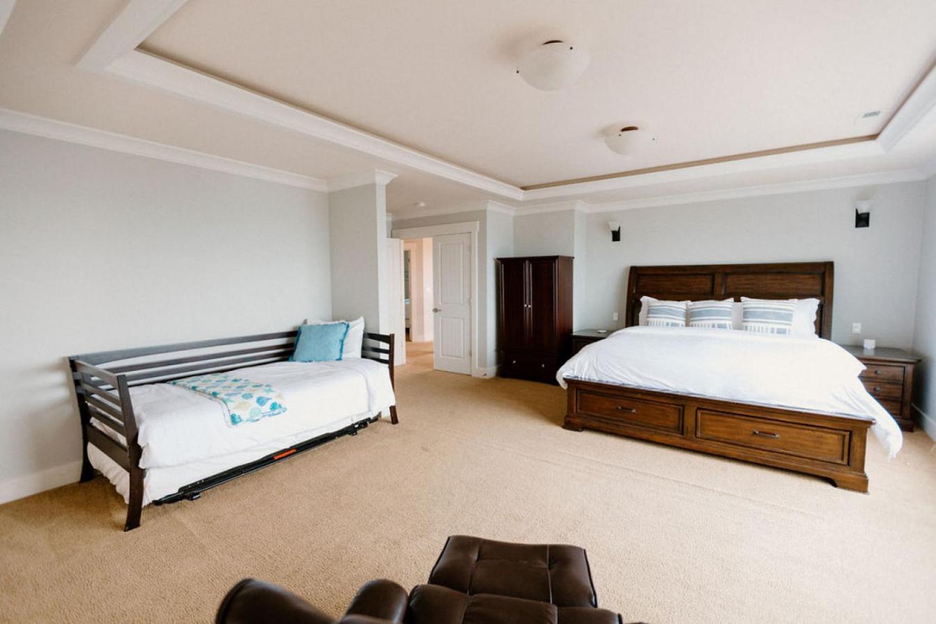 Ocean Views, Spacious Getaway, 5br, Hot Tub, Sleeps 16