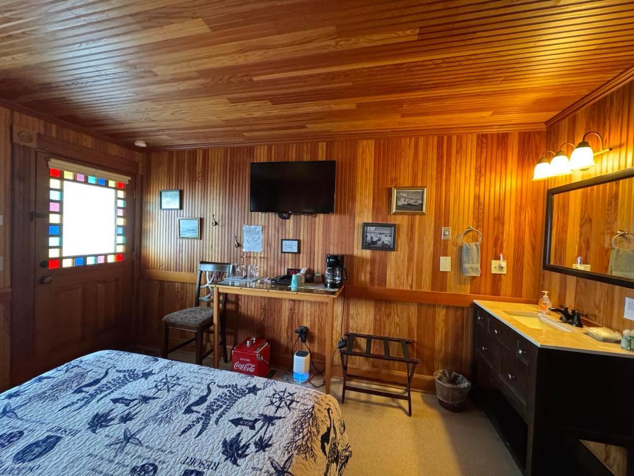 Motel Whistling Winds