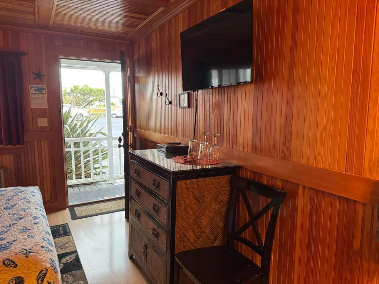 Whistling Winds Motel 2*