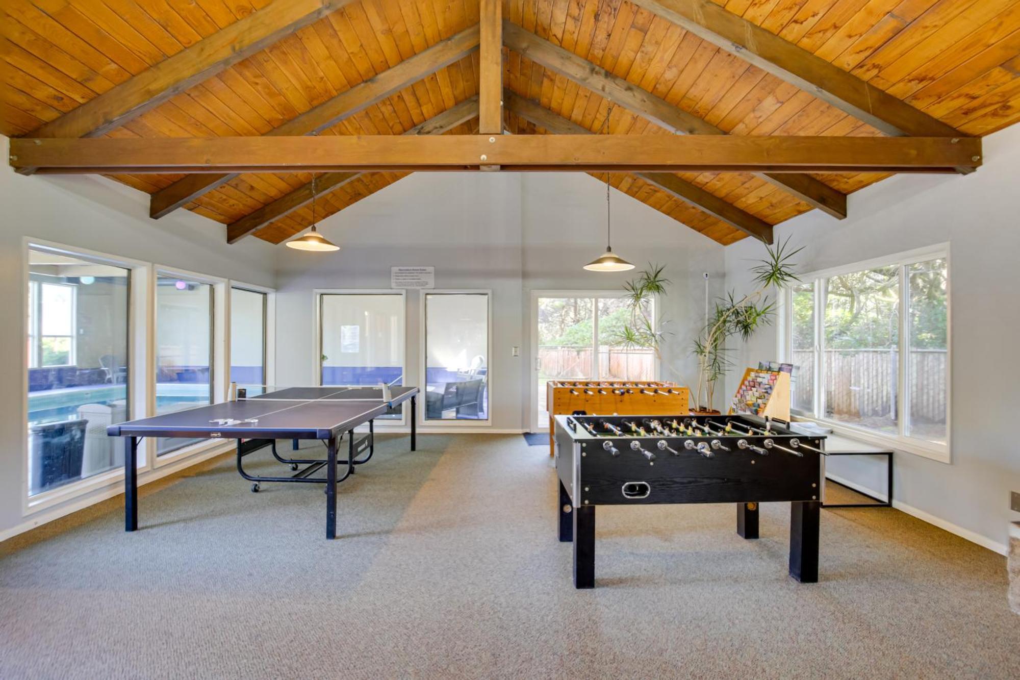 Apartment Oceanfront Oregon Retreat - Pool, Sauna And Patio! *