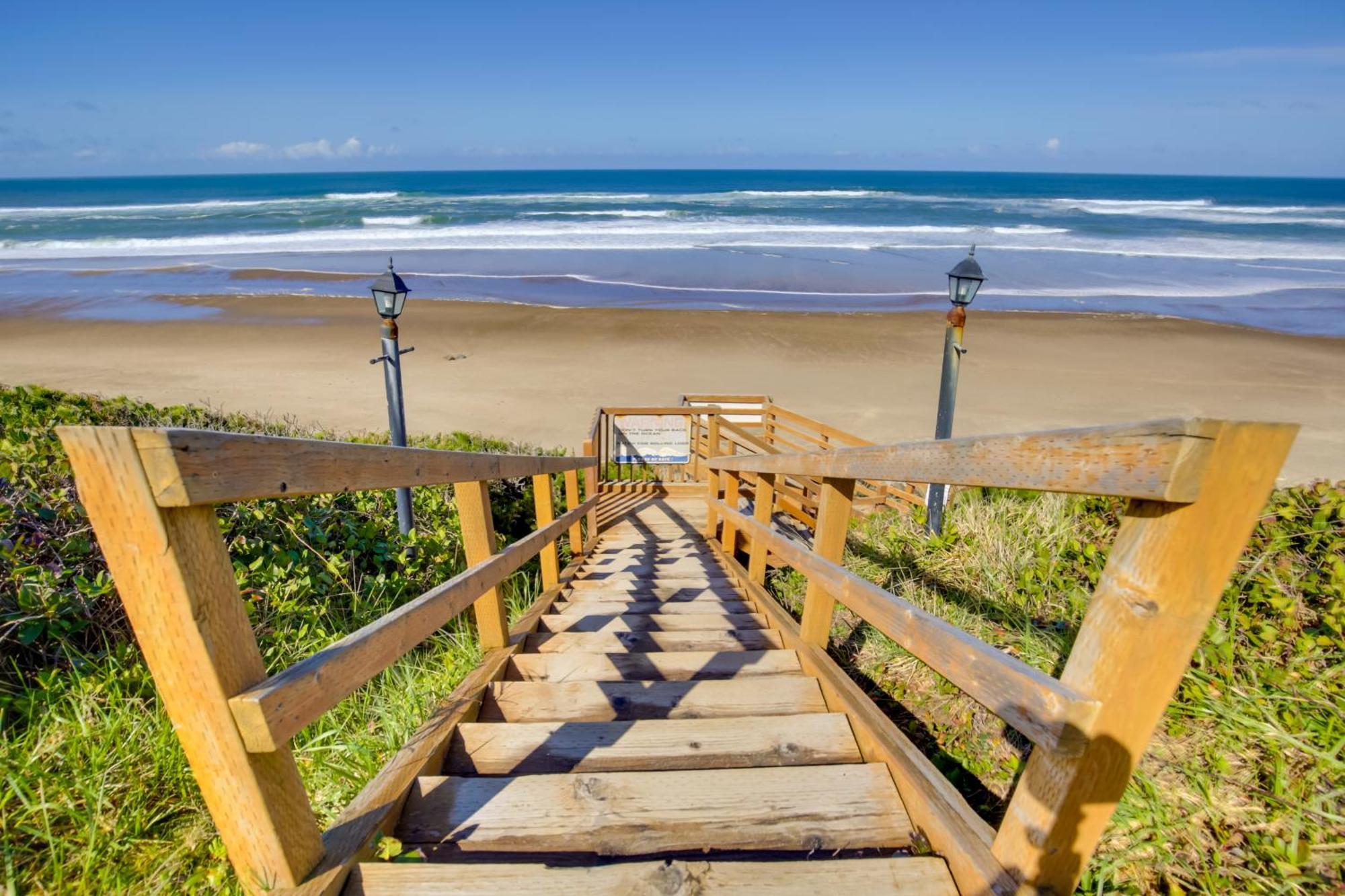 Oceanfront Oregon Retreat - Pool, Sauna And Patio!