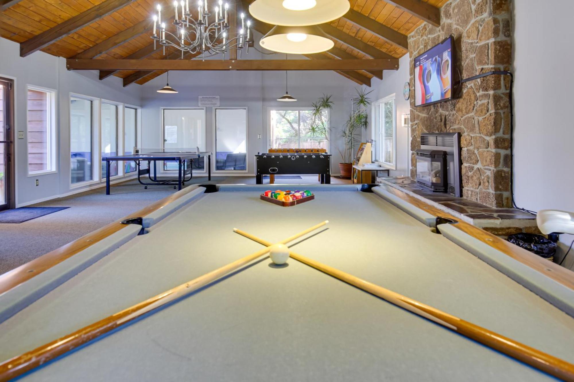 Apartment Oceanfront Oregon Retreat - Pool, Sauna And Patio!