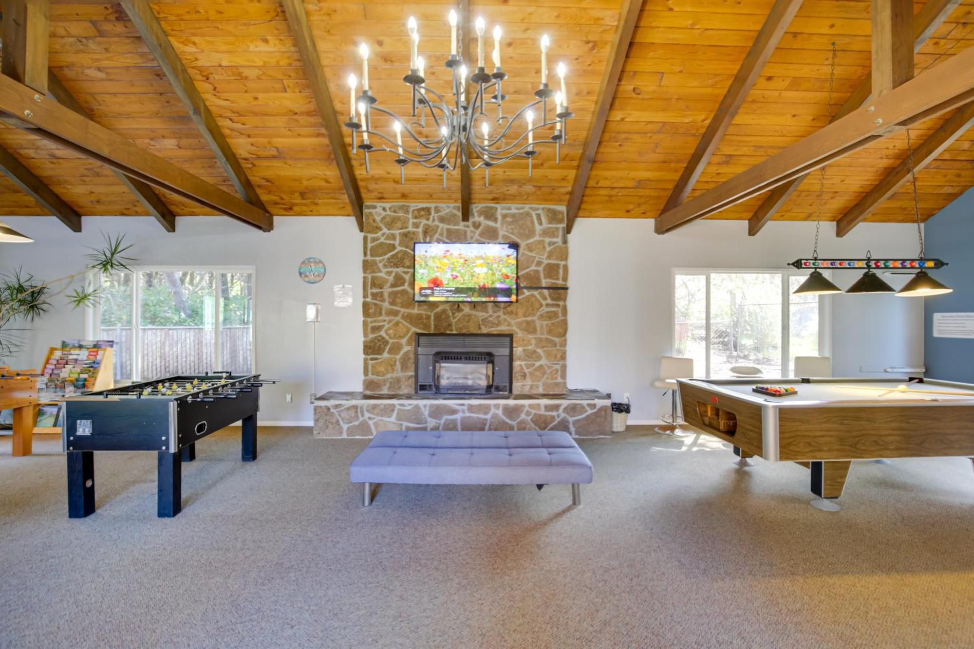Apartment Oceanfront Oregon Retreat - Pool, Sauna And Patio! *