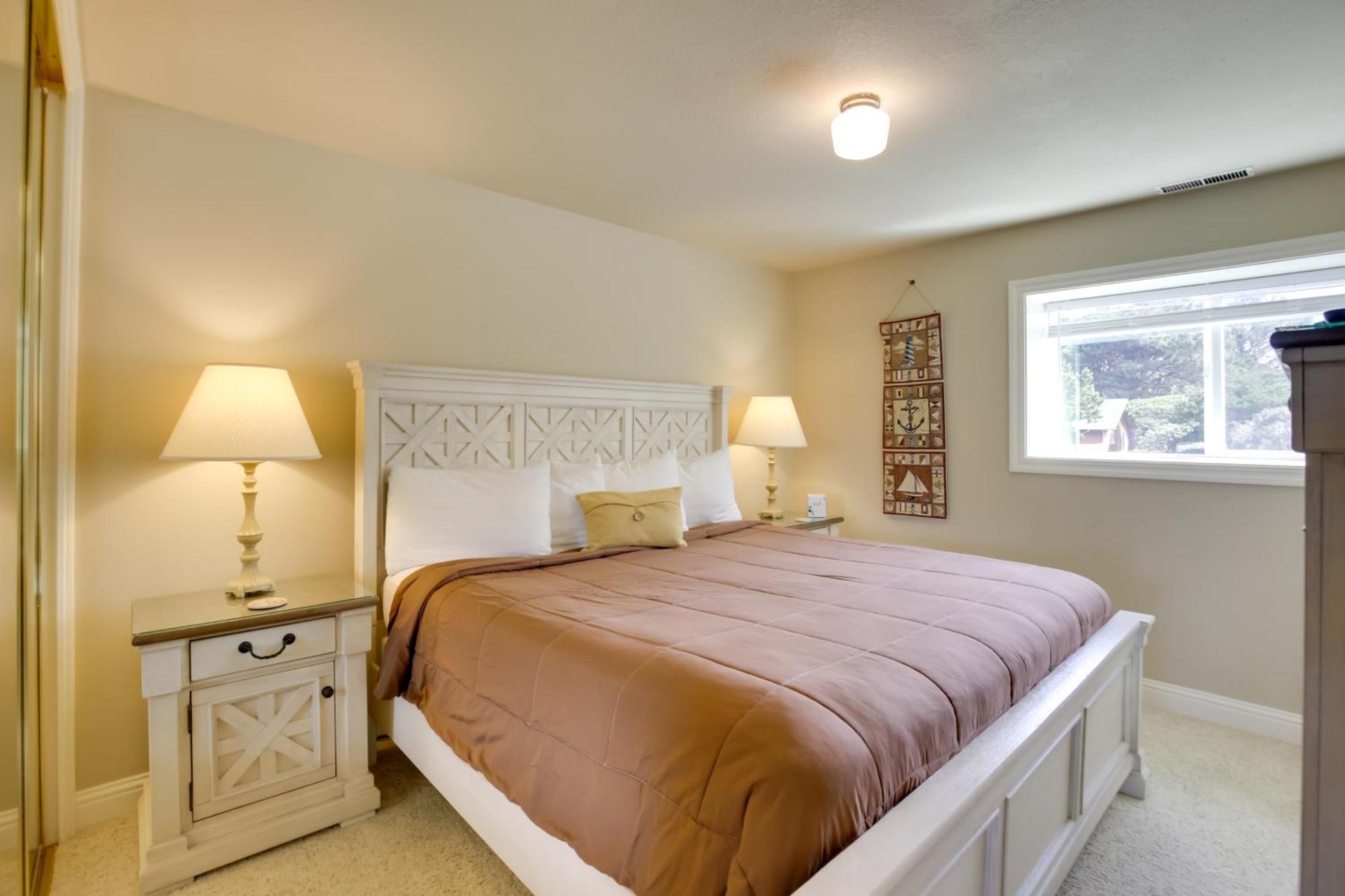 Apartment Oceanfront Oregon Retreat - Pool, Sauna And Patio! Lincoln City