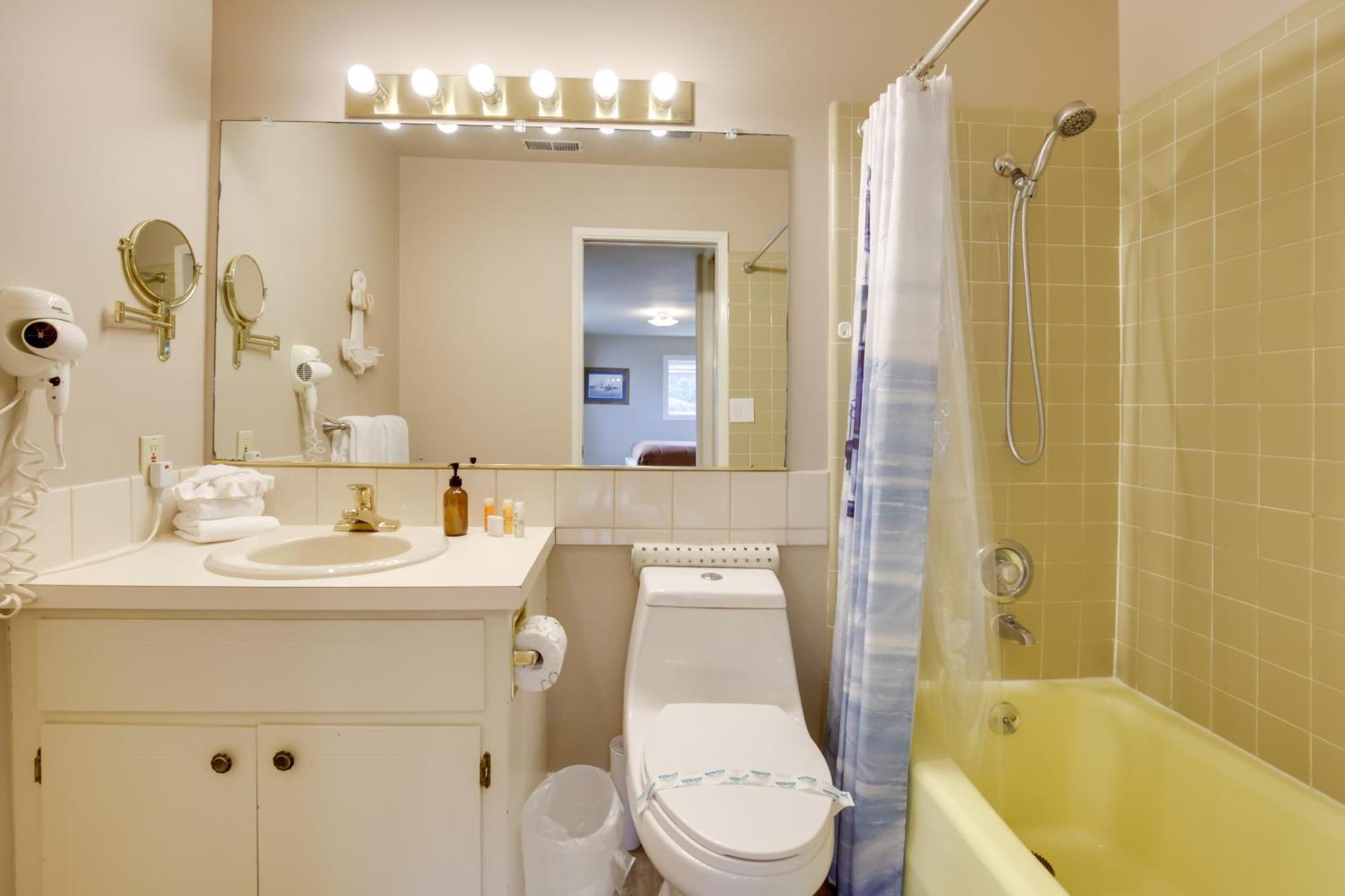 Oceanfront Oregon Retreat - Pool, Sauna And Patio! Lincoln City