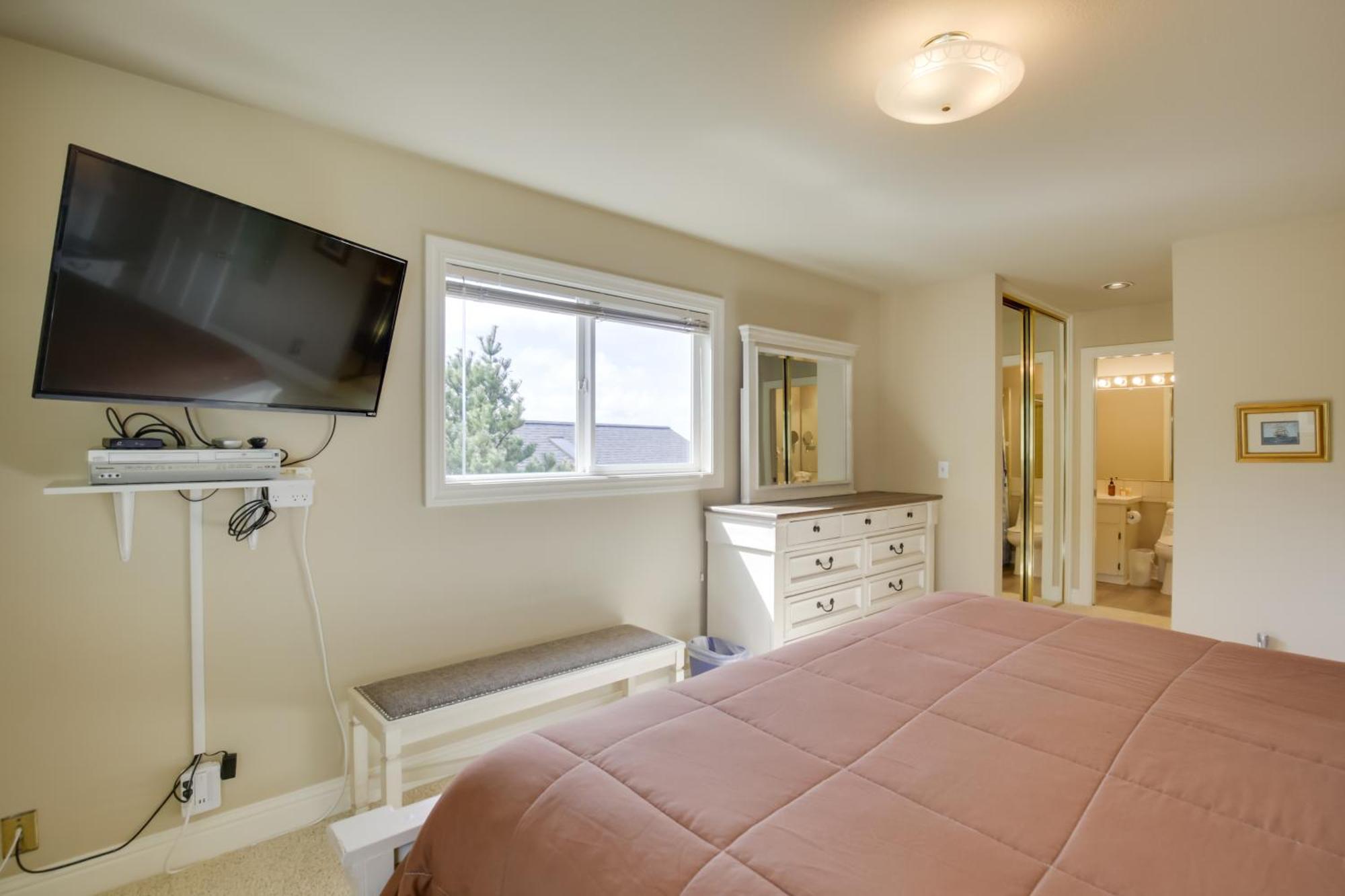 Oceanfront Oregon Retreat - Pool, Sauna And Patio! * Lincoln City
