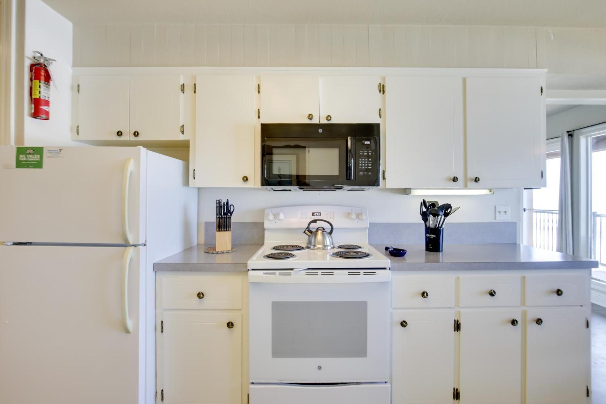 Oceanfront Oregon Retreat - Pool, Sauna And Patio! Apartment