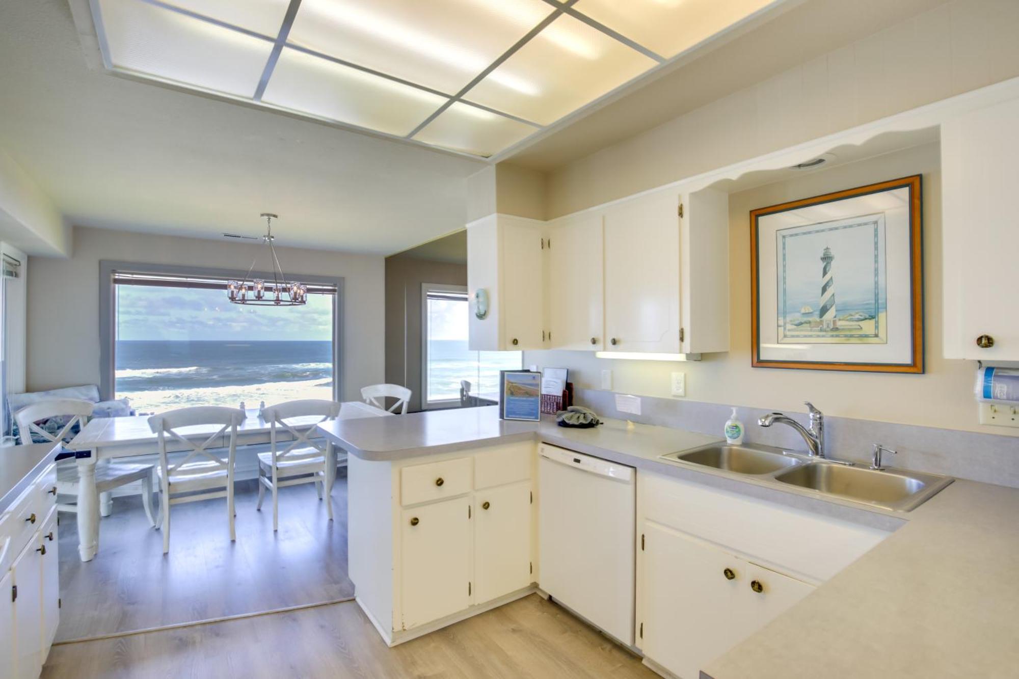 Apartment Oceanfront Oregon Retreat - Pool, Sauna And Patio!