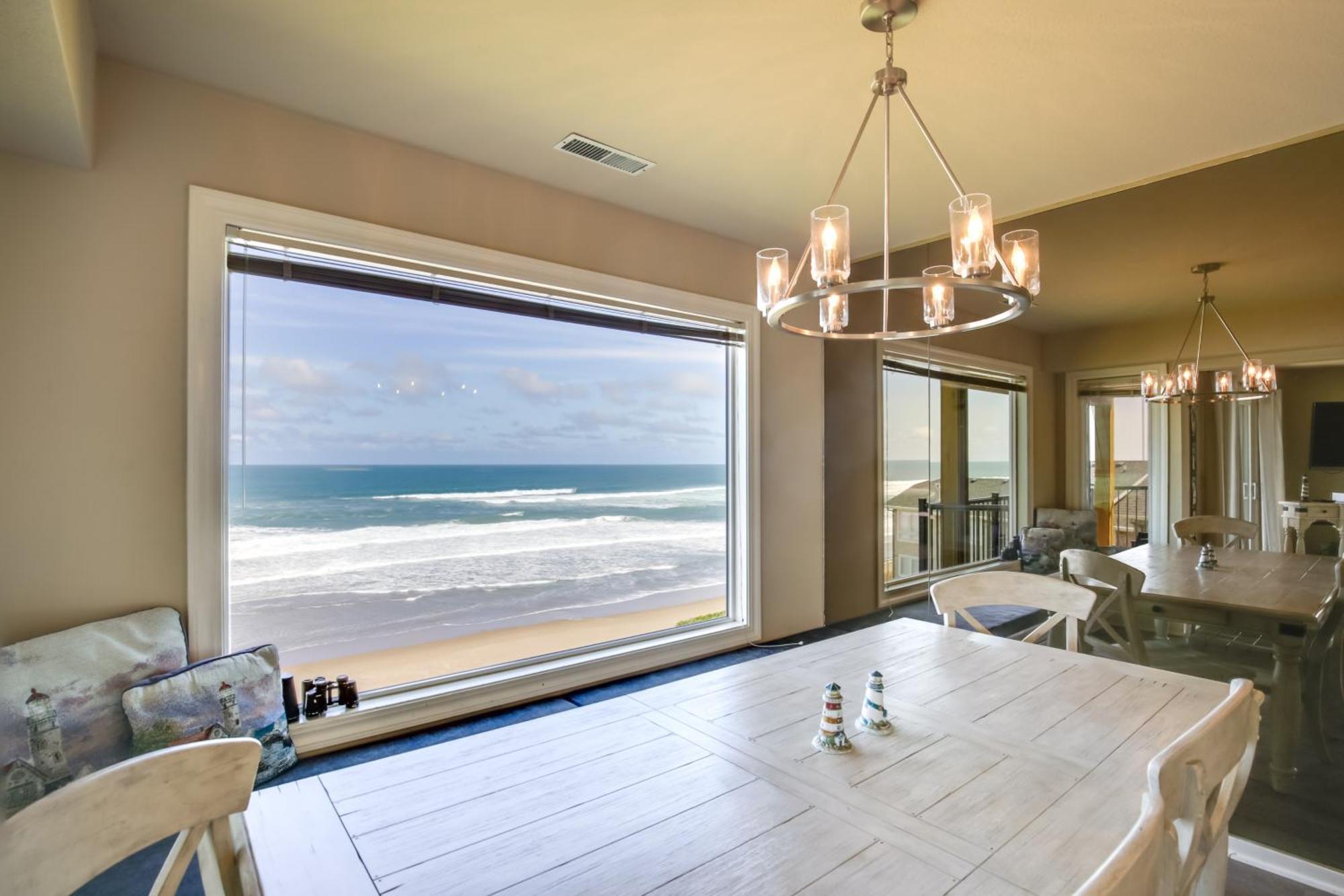 Apartment Oceanfront Oregon Retreat - Pool, Sauna And Patio! Lincoln City