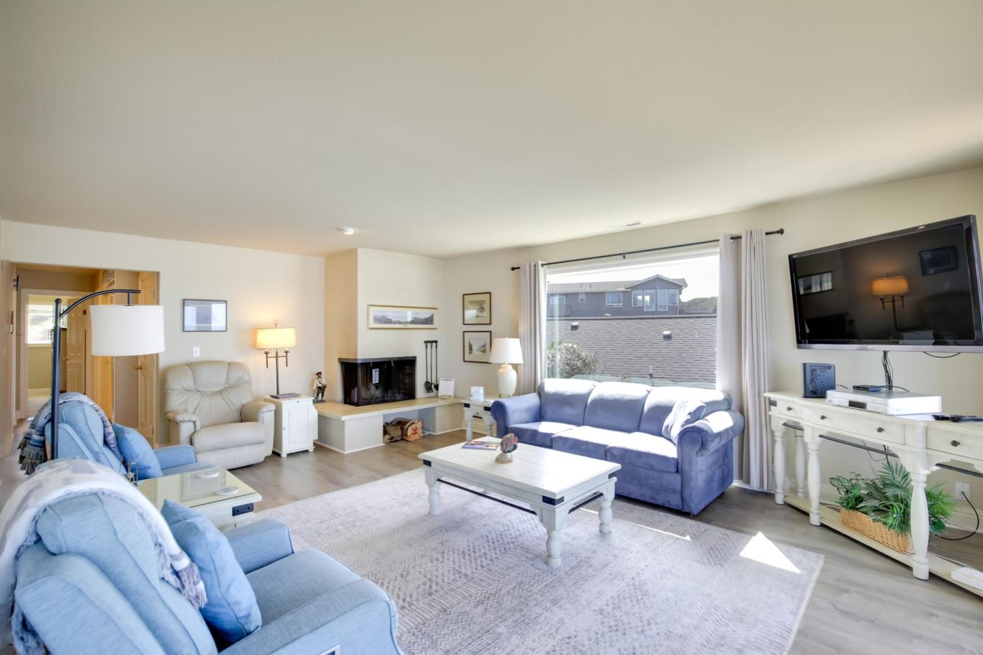 Oceanfront Oregon Retreat - Pool, Sauna And Patio!