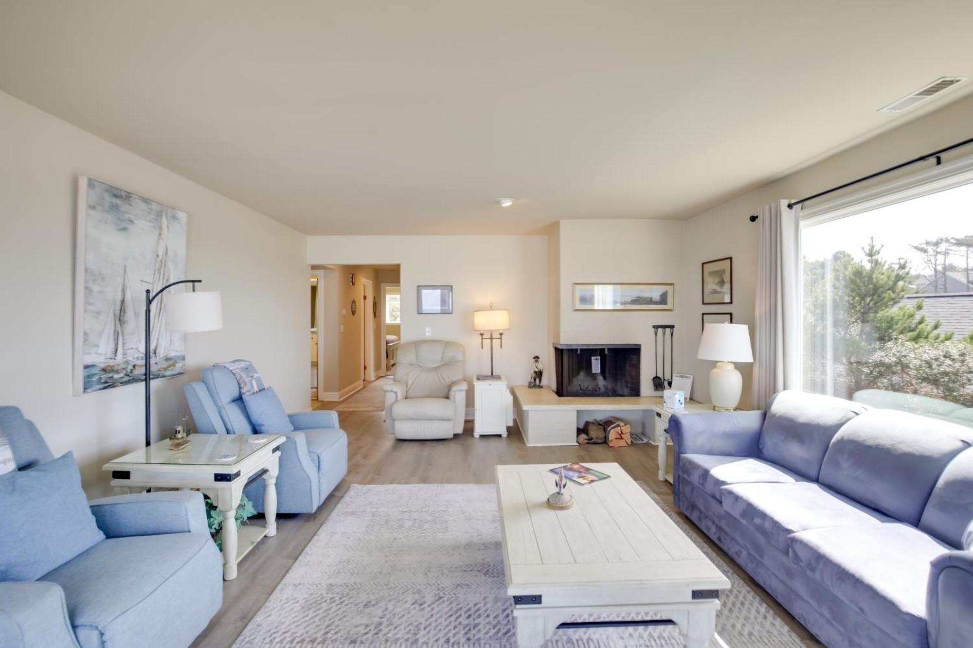 Oceanfront Oregon Retreat - Pool, Sauna And Patio! Apartment
