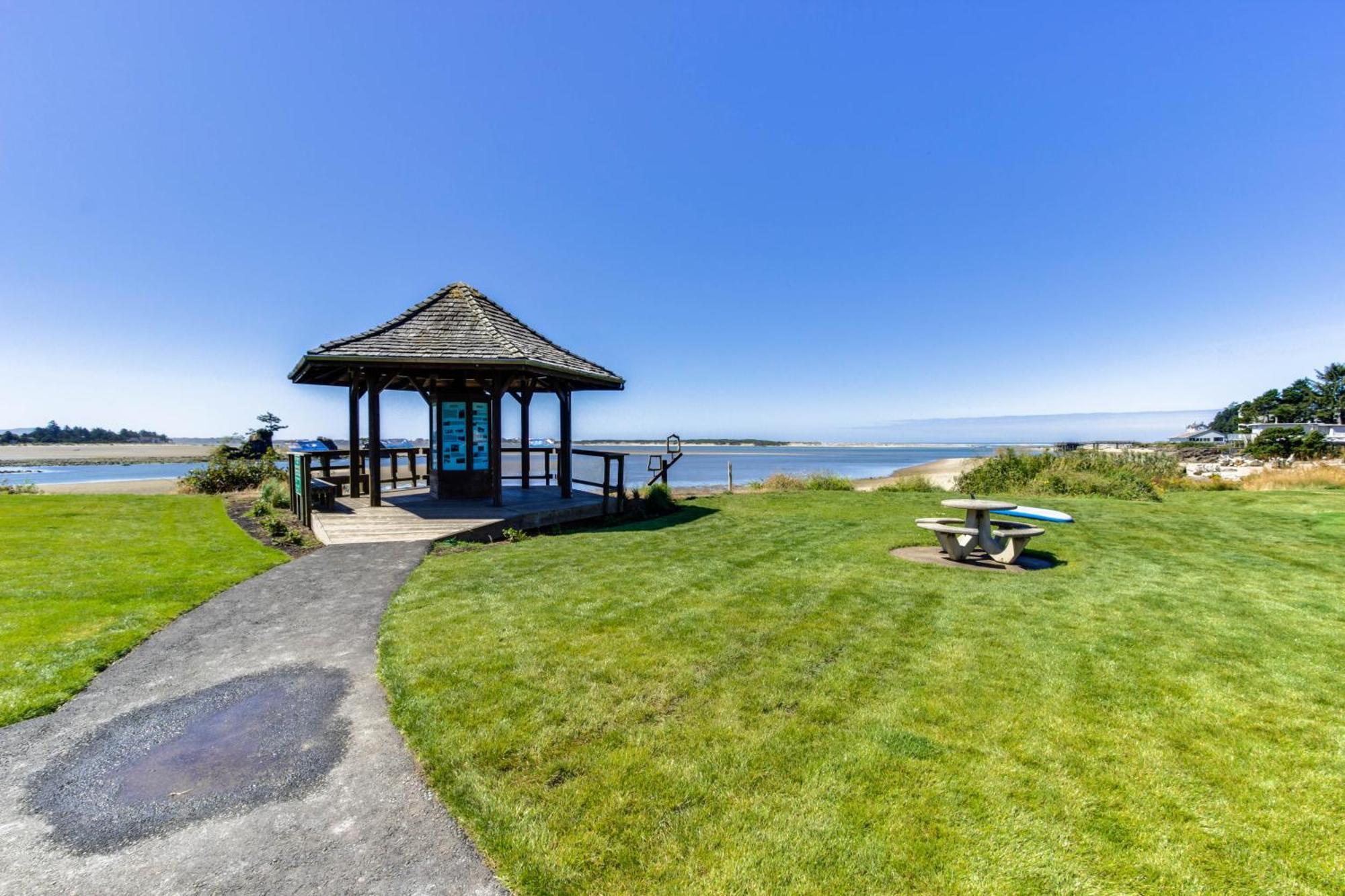 Getaway At Waters Edge *