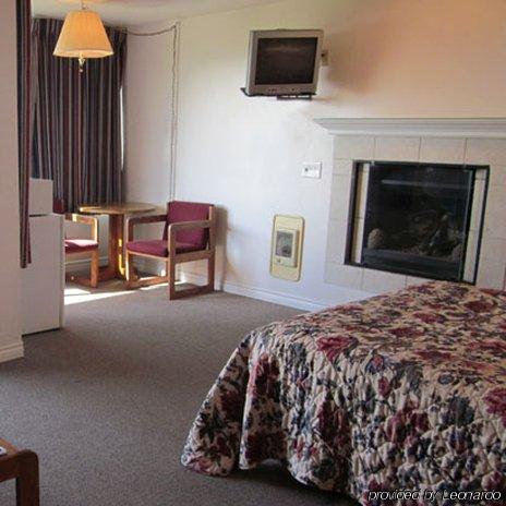 Cozy Cove Beachfront Motel