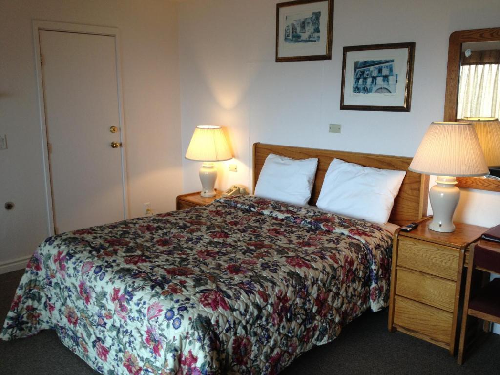 Cozy Cove Beachfront Motel