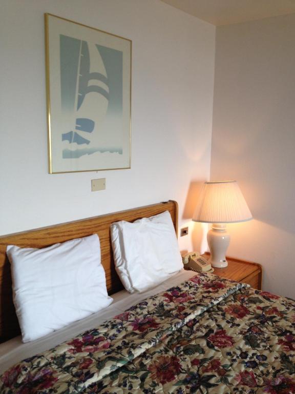 Cozy Cove Beachfront Motel 3*