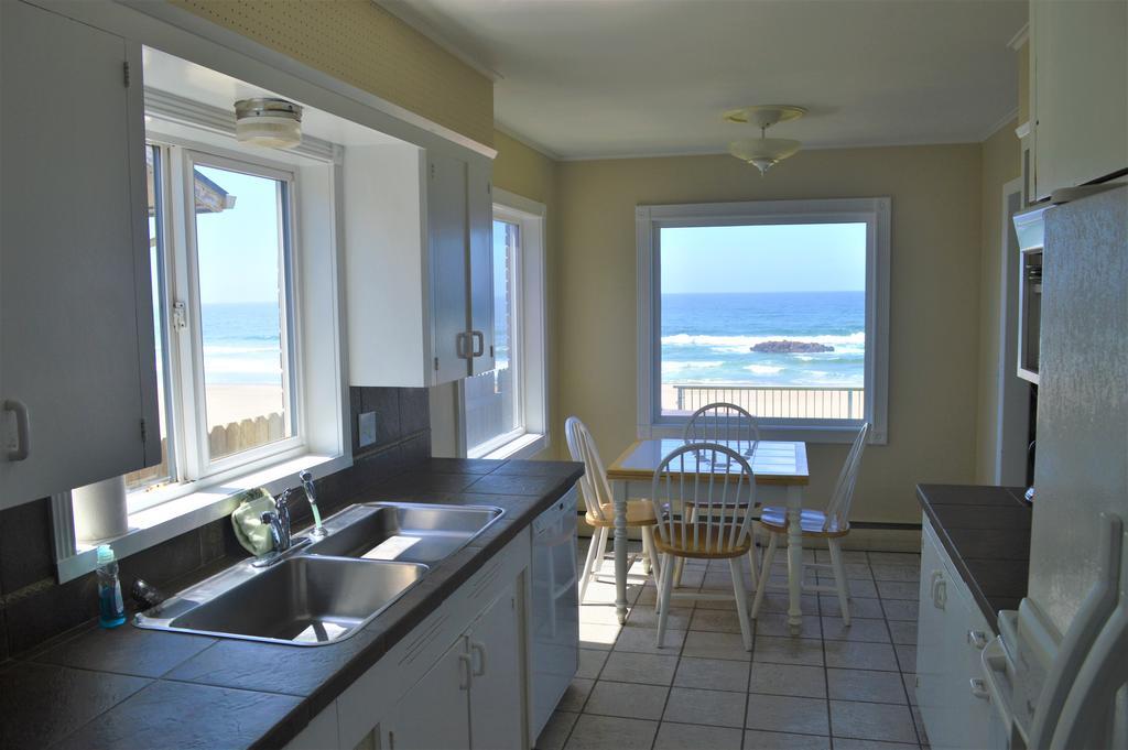 Captains Quarter's Beach House * Lincoln City
