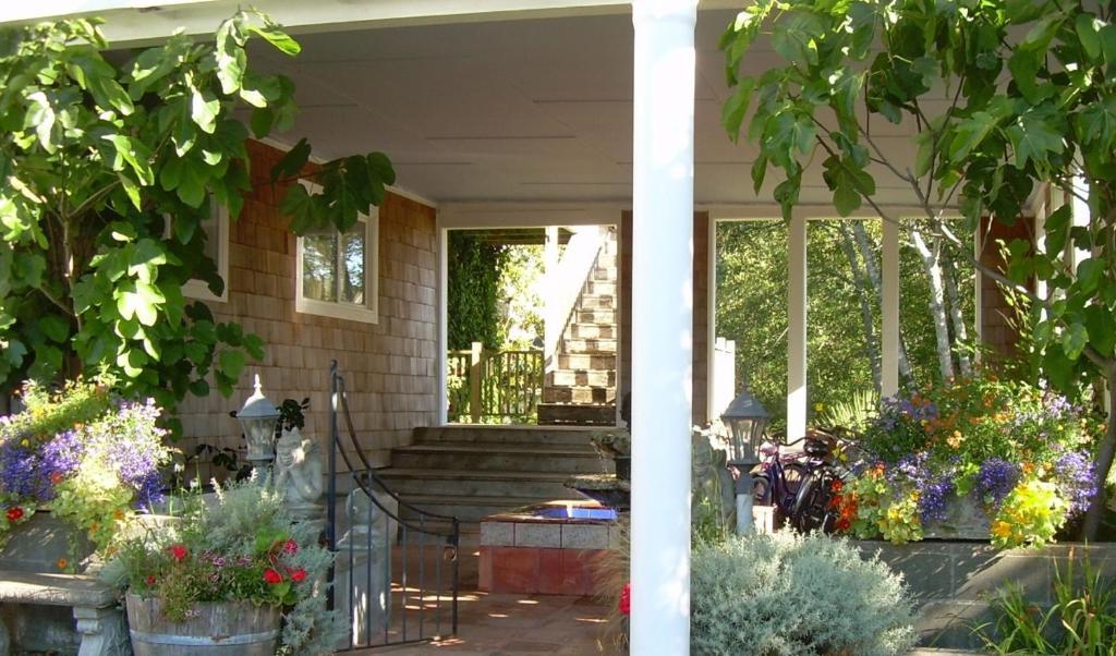 Bed & Breakfast Salmonberry & House
