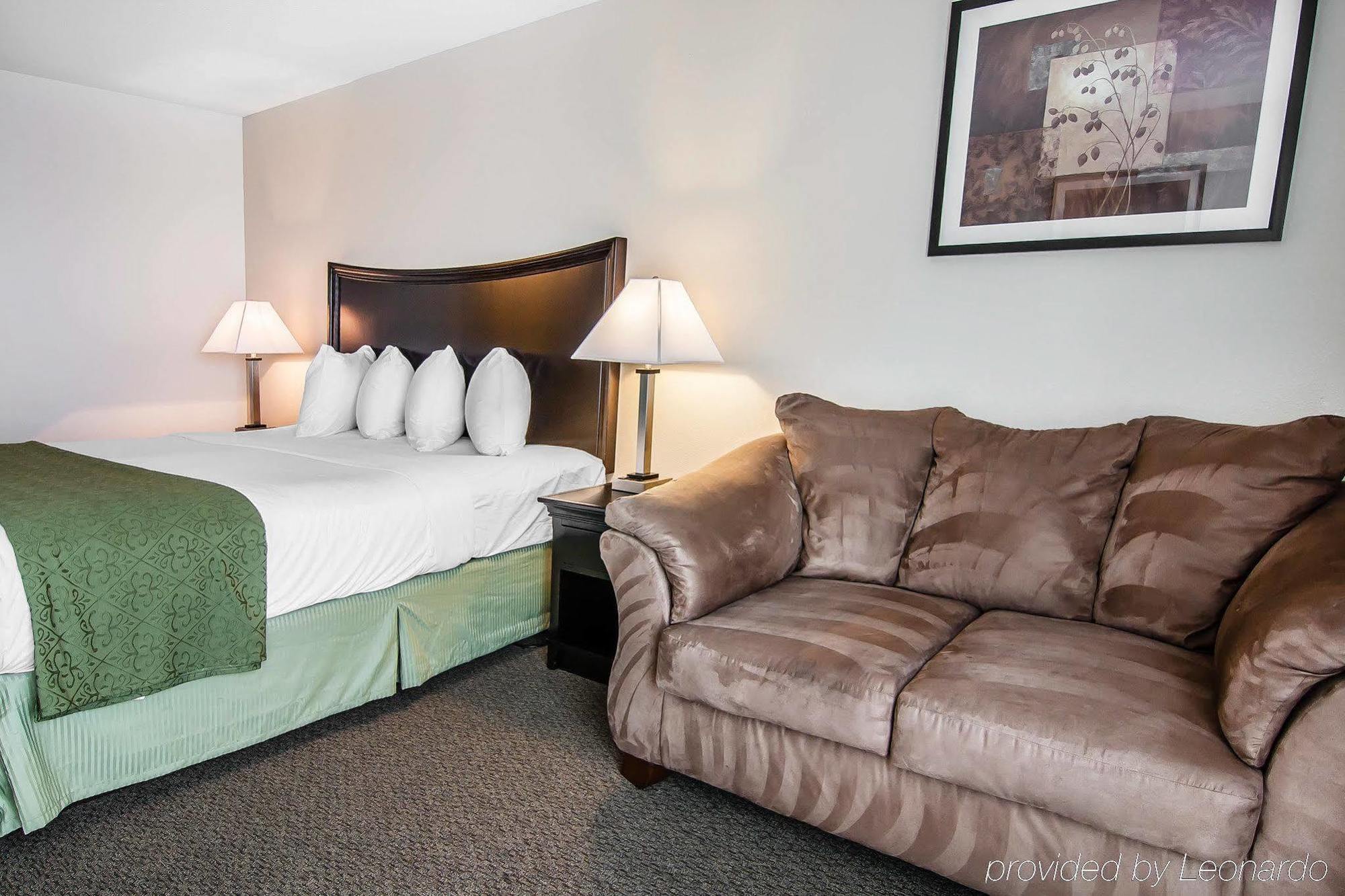 At By Oyo Hotel Lincoln City