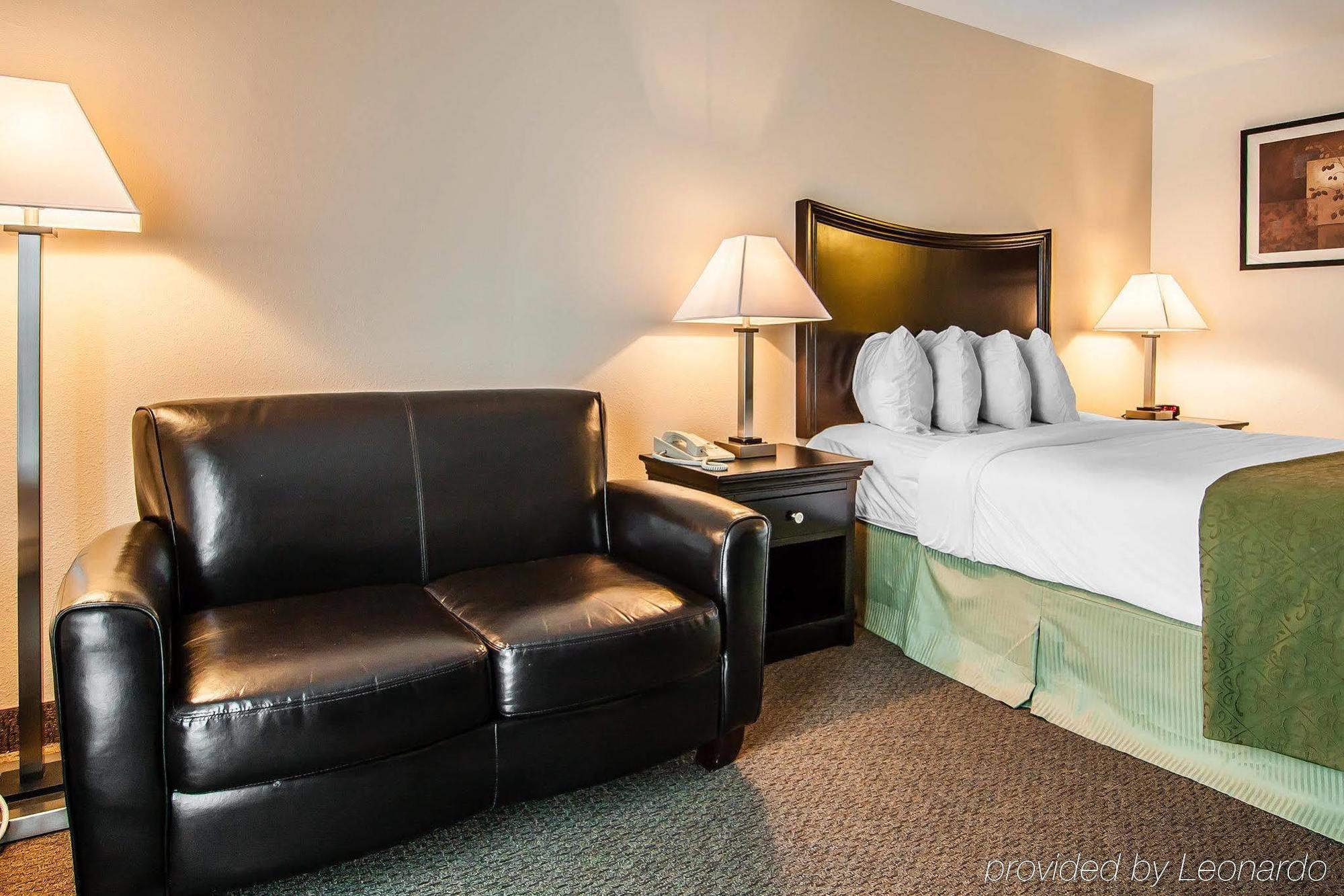 Hotel At By Oyo 2*