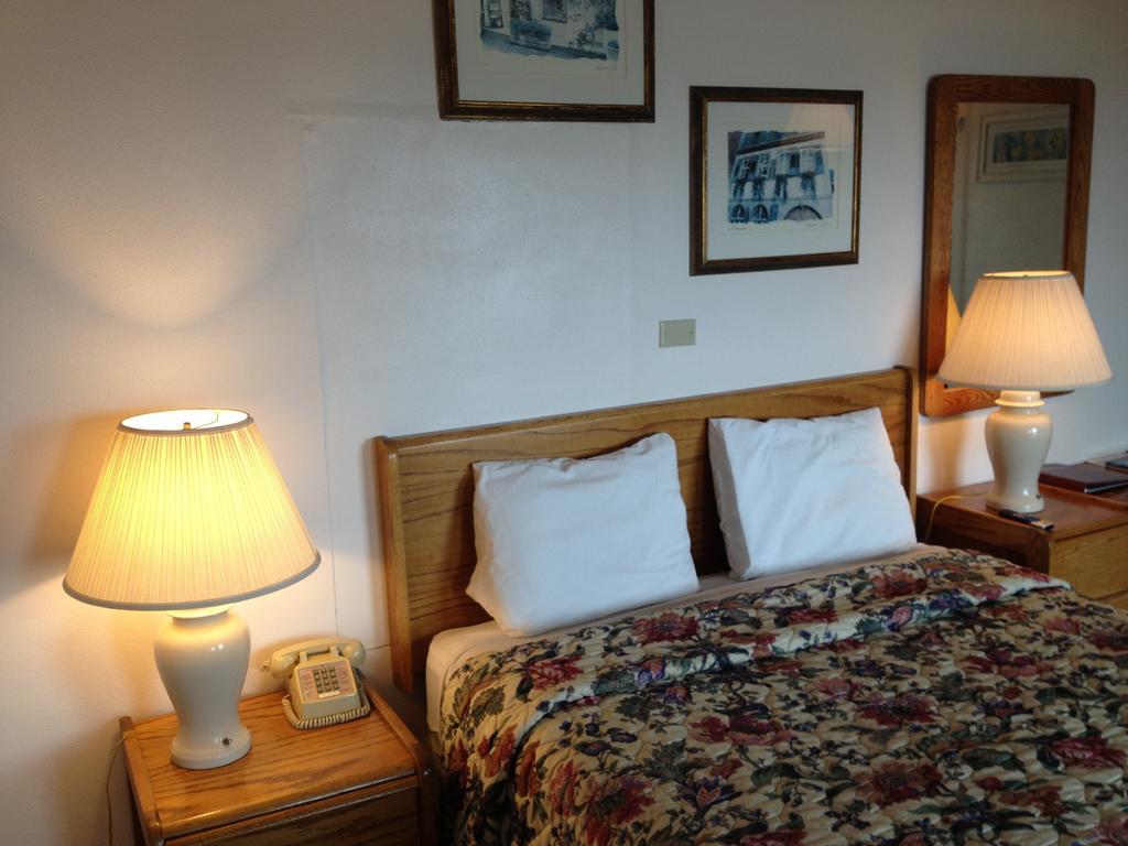 Cozy Cove Beachfront Motel 3*