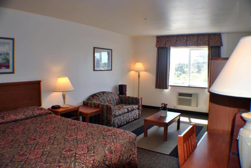 Paradise & At Hotel Lincoln City