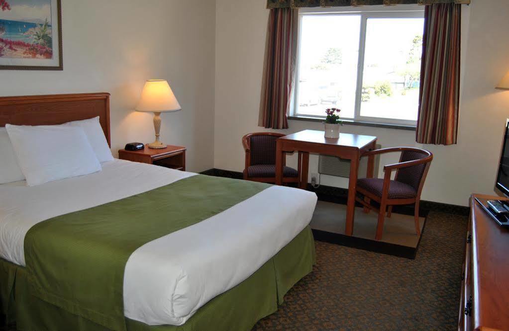 Paradise & At Hotel Lincoln City