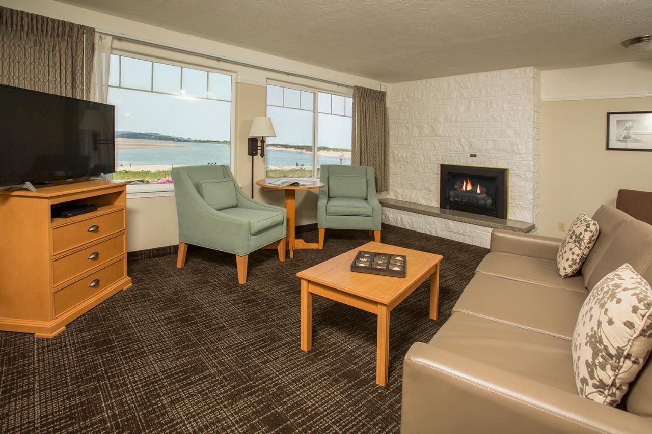 Inn Looking Glass