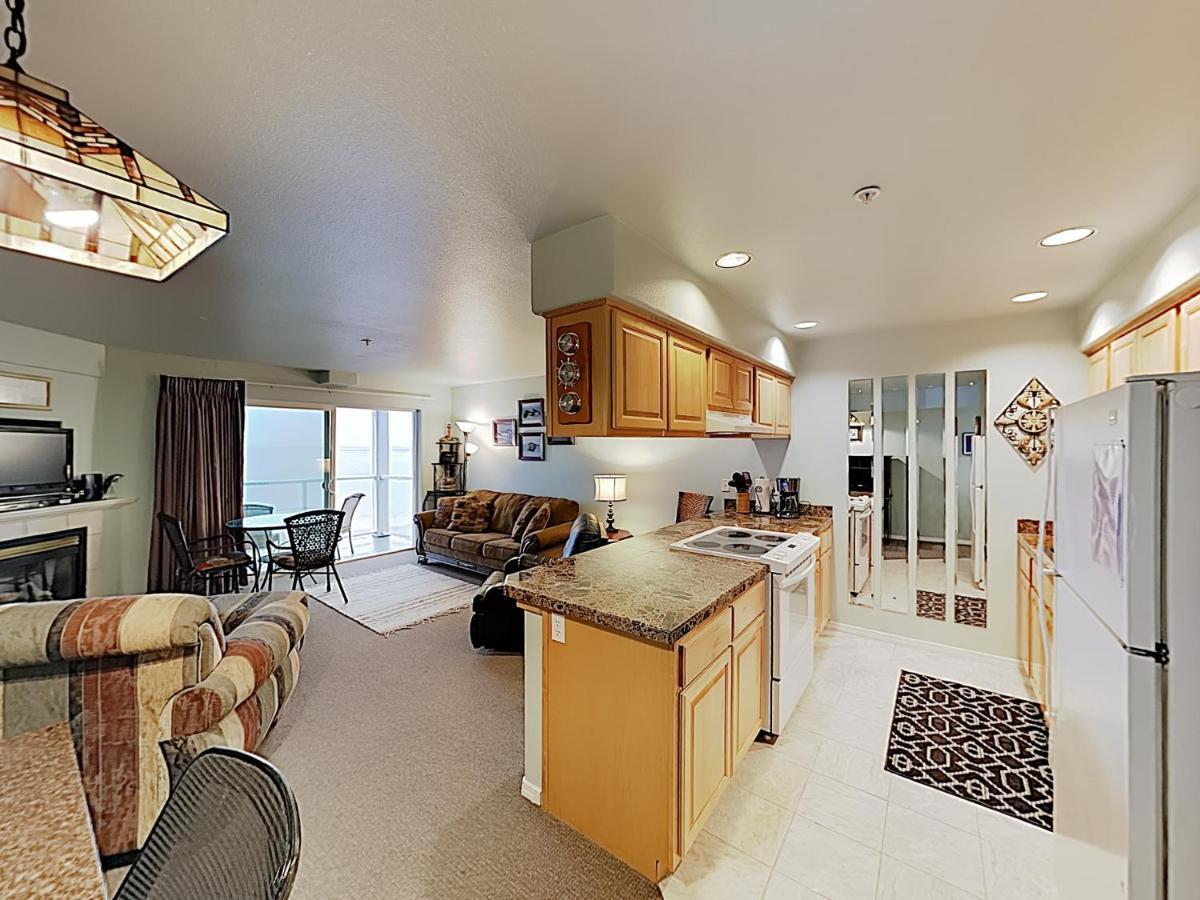 New Listing! Bay-view Beauty With Private Balcony Lincoln City
