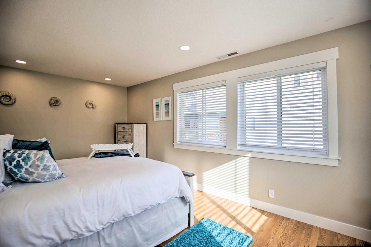 Ocean-view Retreat With 3 Viewing Decks Lincoln City