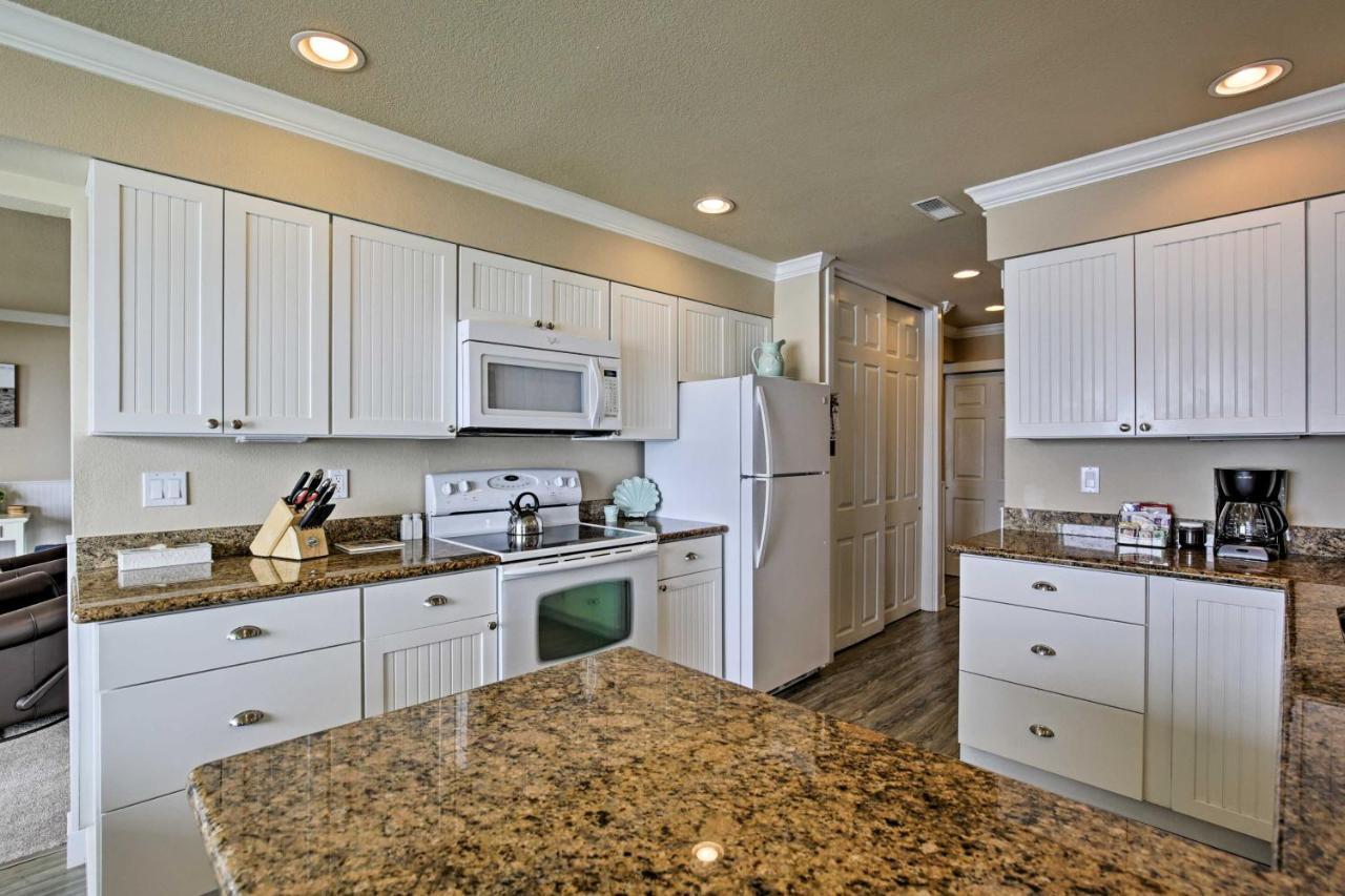 Apartment Beachfront With Patio And Views - Walk To Shore!