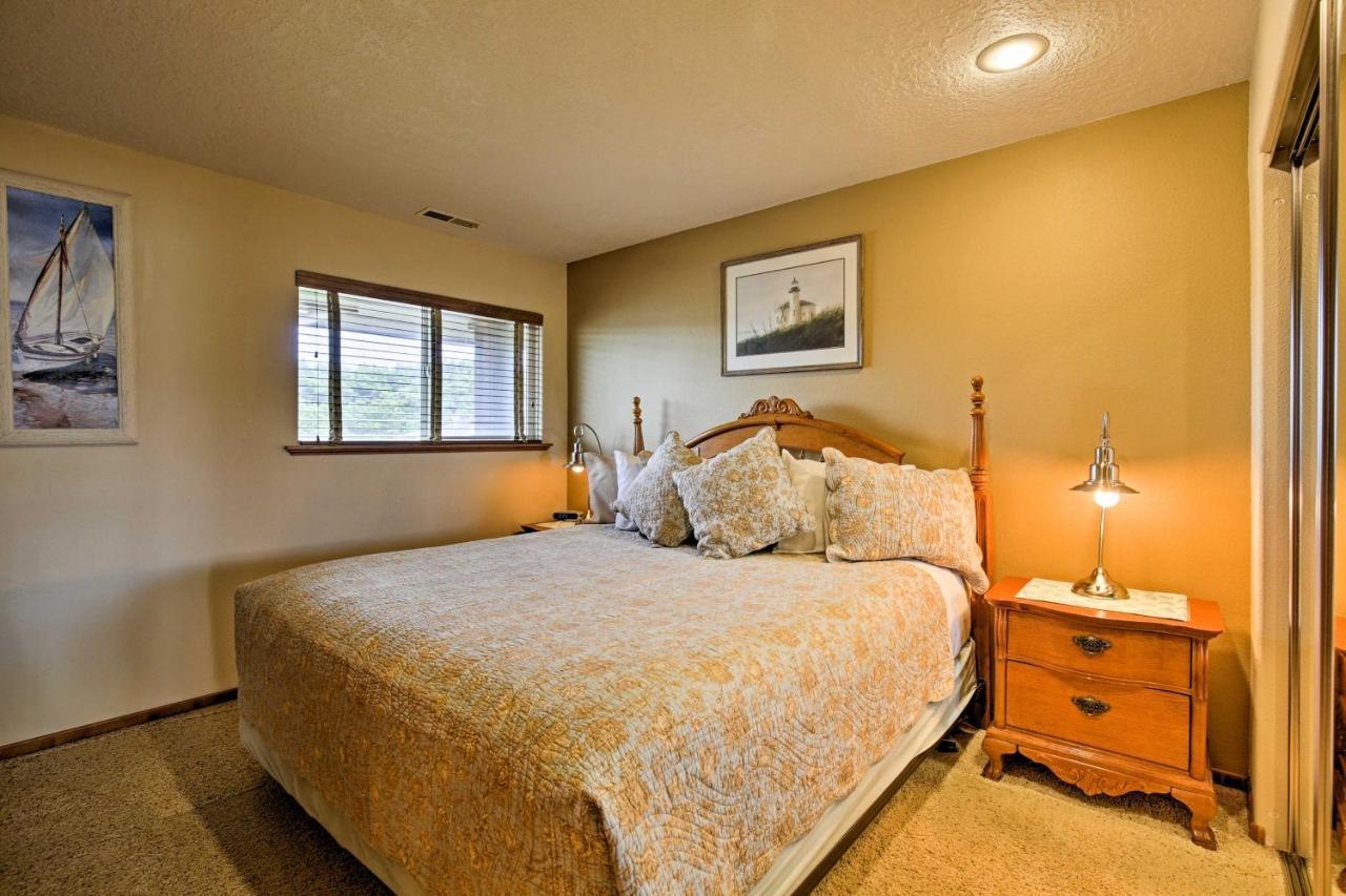 With Balcony And Ocean Views! Lincoln City